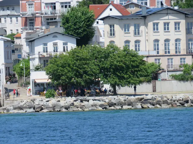 Sassnitz sicht auf das Cafe der Serien Praxis mit Meerblick | Foto: Umbehaue