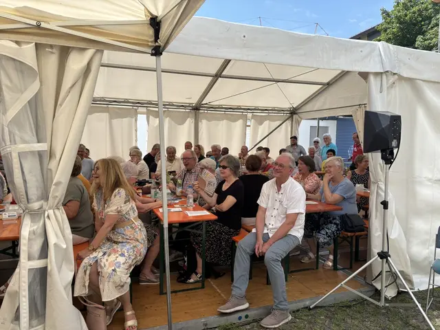 Dass auch der offizielle Teil einer Jubiläumsveranstaltung nicht trocken und langweilig sein muss, hat der Förderverein Sozialstation bewiesen - Geleistetes wird angemessen gewürdigt, und die Stimmung ist dabei überaus heiter