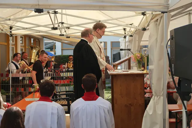 Die Pfarrer P. Steffen Brühl und Dr. Falko von Saldern feiern den Gottesdienst in ökumenischer Verbundenheit 