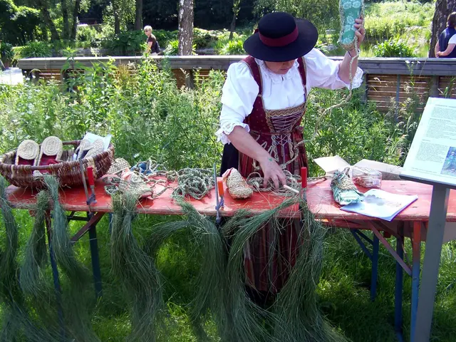 Die Herstellung von Seegrasschuhen ist ein echtes Erlebnis.  | Foto: Christoph Jorda