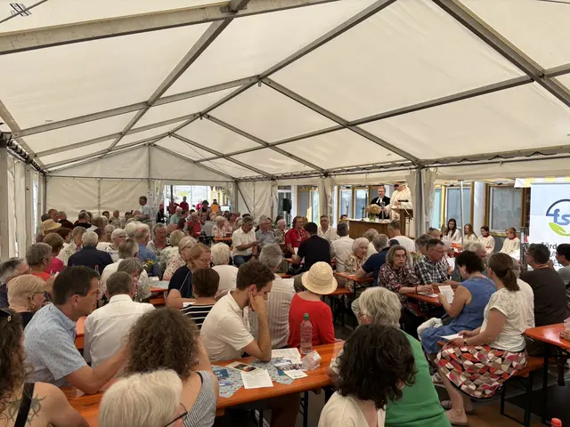 Zum Auftakt des Jubiläumsfestes gab es einen Gottesdienst im Festzelt im Innenhof des Sozialzentrums