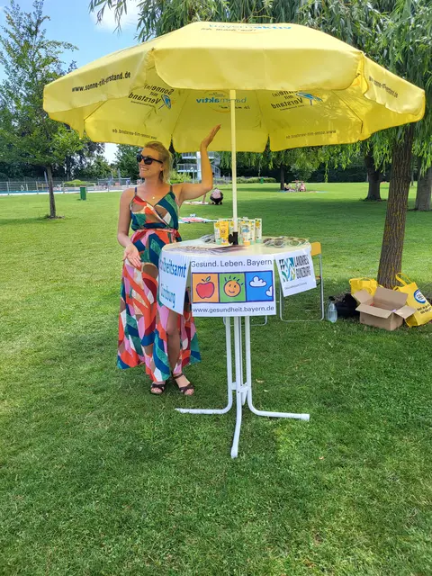Das Gesundheitsamt ist mit der Kampagne „Sonne(n) mit Verstand“ bei mehreren Veranstaltungen vertreten. Das Foto zeigt Sabrina Weißenberger.  | Foto: Landratsamt Günzburg 