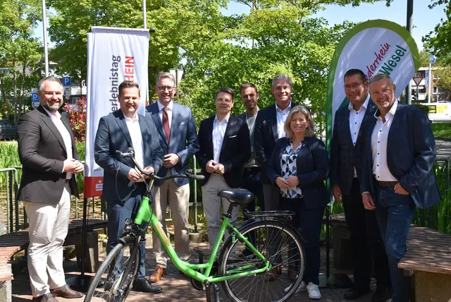 BU: v.l.: Bürgermeister der Stadt Xanten Rafael Zur, Bürgermeister der Stadt Wesel Rainer Benien Landrat Ingo Brohl, Bürgermeister der Stadt Voerde Dirk Haarmann, Lukas Hähnel von der EAW Kreis Wesel, Bürgermeister der Stadt Hünxe Michael Häsel, Bürgermeisterin der Gemeinde Sonsbeck Nadine Bogedain, Bürgermeister der Stadt Hamminkeln Robert Graaf und Bürgermeister der Gemeinde Schermbeck Mike Rexforth. | Foto: Pressestelle Kreis Wesel