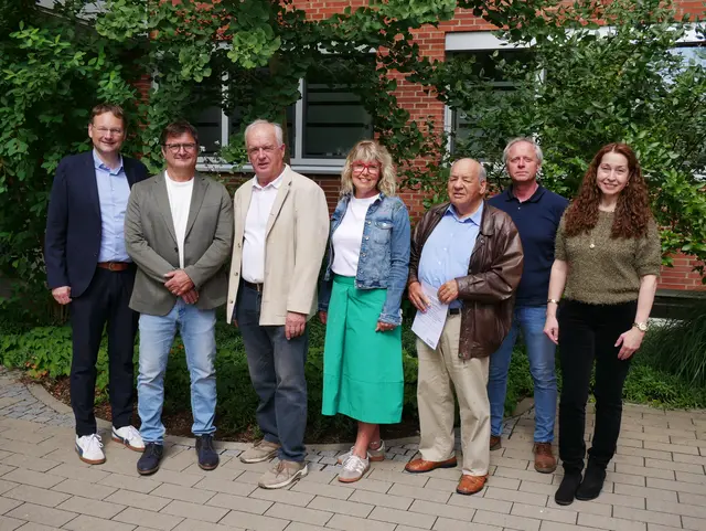 Landrat Hans Reichhart (von links), Wendelin Reitenauer, Alois Brunhuber, Fachbereichsleiterin Margit Schuler, Herbert Meyer sowie Josef Schmid und Christine Knoll von der Unteren Naturschutzbehörde.    | Foto: Benjamin Sigmund / Landratsamt Günzburg 