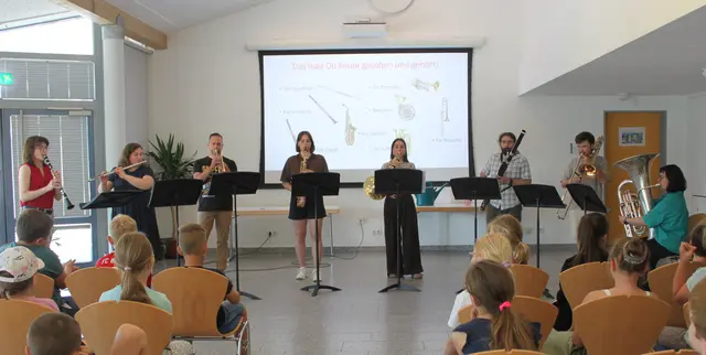 Mit der Geschichte über eine Konferenz der Tiere, ansprechenden Bildern und live gespielter Filmmusik, Kinderliedern und berühmten Melodien, stellten die Lehrkräfte ihre Instrumente vor.