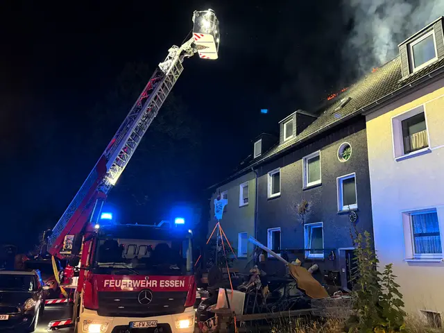 Über die Drehleiter wurde eine Brandbekämpfung von außen durchgeführt.; Foto: Feuerwehr Essen | Foto: Feuerwehr Essen