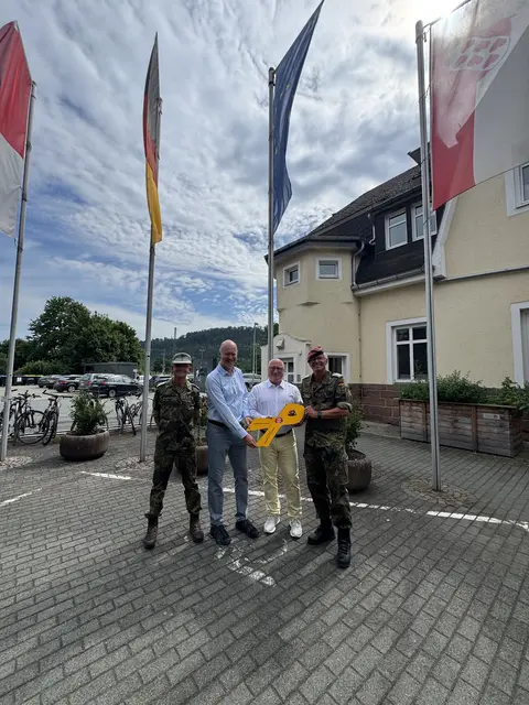 Gemeinsam bei der Übergabe der Gelben Schleife an die Gemeinde Cölbe
Oberst Andreas Döring, der Vorsitzende der Gemeindevertretung Prof. Dr. Dr. Dominikus Herzberg Bürgermeister Dr. Jens Ried Hauptmann Martin Würz  (von links nach rechts)
 | Foto: Hauptmann Martin Würz