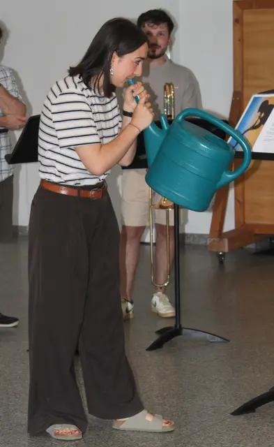 Hornlehrerin Donata Ott überraschte das junge Publikum mit einem "besonderen" Instrument. Die Kinder waren erstaunt, dass man auch mit einer Gießkanne Töne produzieren kann.