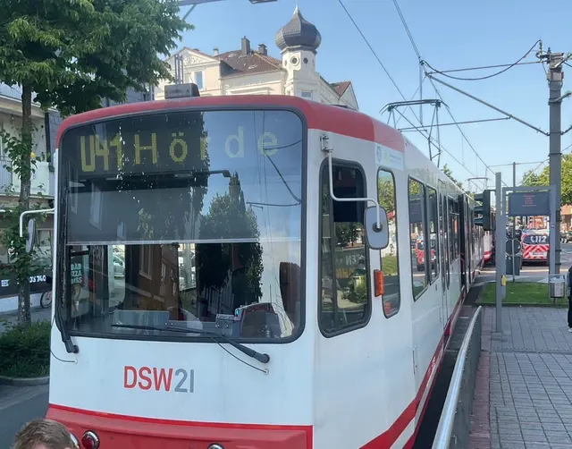 Stadtbahn an der Haltestelle | Foto: Feuerwehr DORTMUND