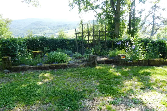 Der Kräutergarten bei der Burg ist einer der Mitgliedsgärten der Garten-Route Eder Lahn Diemel.