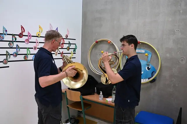 Zweiter Vorstand Philipp Kremer testet bei Konstantin das Horn | Foto: Peter Metzger