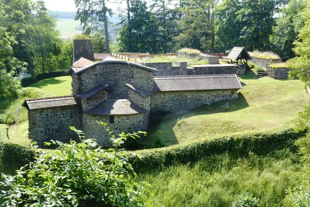 Hier der Blick auf das Burgengelände.