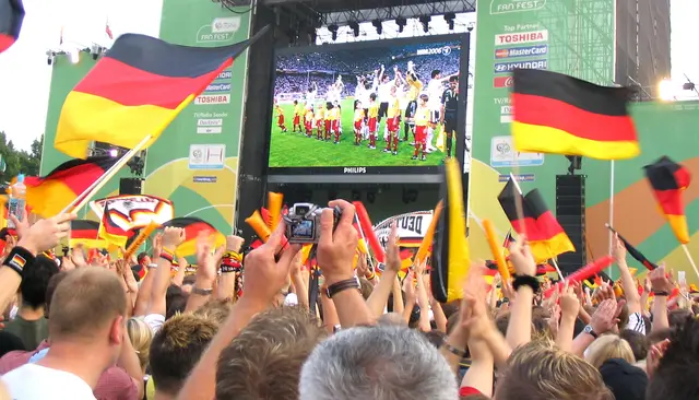 In der Fan-Arena am Waterlooplatz fiebern 20.000 Fans dem Spiel entgegen. | Foto: Kurt Wolter