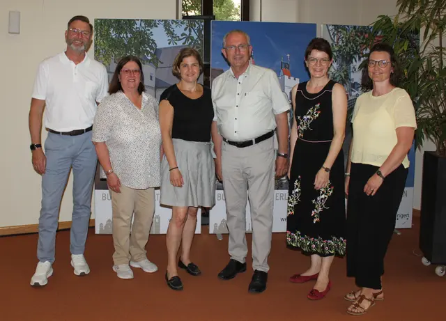 Das alte und gleichzeitig neue Führungsteam der Musikschule Wertingen. v. l. Kassierer Stefan Schweitzer, Geschäftsführerin Karolina Wörle., 2. Vorsitzende Sylvie Ritzer, 1. Vorsitzender Roman Bauer, Schulleiterin Heike Mayr und Beisitzerin Regina Völkel.