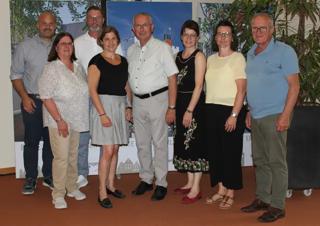 Das Führungsteam der Musikschule Wertingen stellte sich gemeinsam mit dem 1. Bürgermeister der Stadt Wertingen, Andi Seitz (links) und dem 1. Bürgermeister der Gemeinde Buttenwiesen, Hans Kaltner (rechts), dem Fotografen.