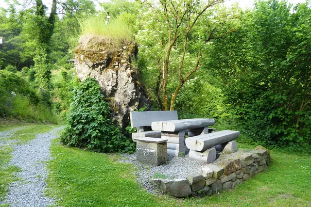 Neue Sitzgruppe am Burgenzugang.