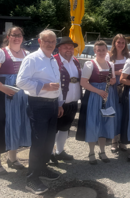Seit 70 Jahren setzt sich Josef Zott für Adelsried und Kruichen ein. Mit den Adelsrieder Musikanten gratulierte auch Bürgermeister Sebastian Bernhard dem Jubilar.