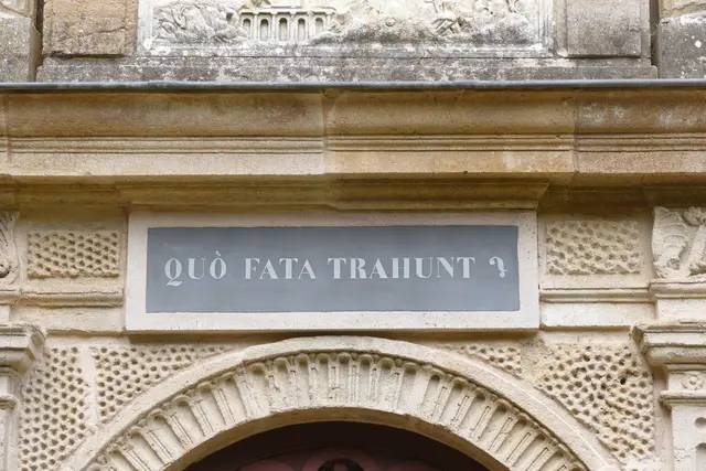 Quò fata trahunt. Giebelspruch Château Pailly. "Wohin die Schicksale (uns) ziehen".