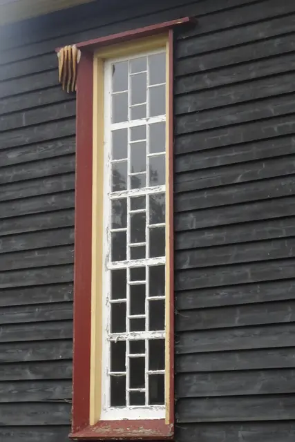 Honigwaben am Kirchenfenster im November 2025 