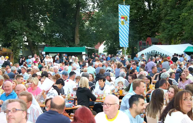 Unser Bild zeigt die fröhliche Stimmung beim letzten Lichterfest im Meitinger Fiakerpark, das sich großen Besucherzuspruchs erfreute. | Foto: Peter Heider