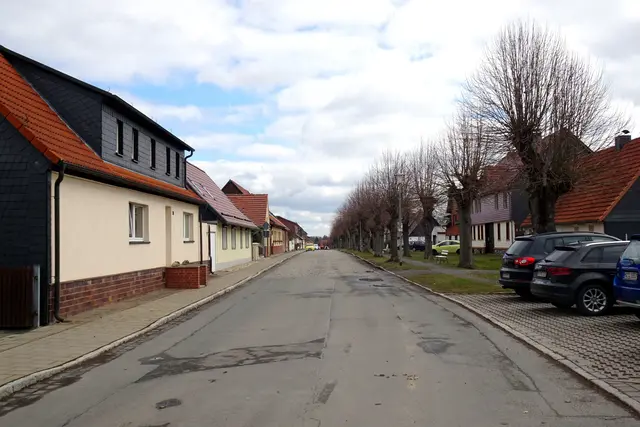 die Neudorfer Hauptstraße wirkt wie ausgestorben