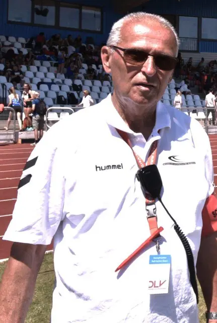 Rolf Doerr voll im Einsatz für den reibungslosen Ablauf des Wettkampfes im Herrenwaldstadion in Stadtallendorf | Foto: Helmut Schaake