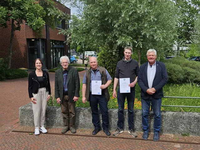 Von rechts: Vorstandsmitglied Helmut Czichy, die Naturschutzbeauftragten Johannes Vahnenbruck (Bezirk Dinslaken), Axel Schulz (Xanten-Süden), Manfred Mölleken und Andrea Hendrichs (Sachbearbeiterin Natur-, Artenschutz, Jagd, Fischerei). | Foto: Pressestelle Kreis Wesel, 15.06.2026