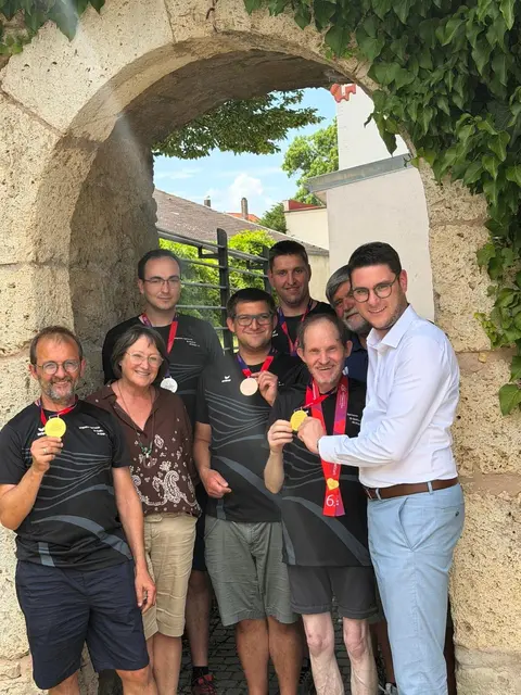 Begegnung im Ries: Landrat Michael Dinkelmeier gratuliert dem SG-Handicap Nördlingen Team zu den Erfolgen bei den Special Olympics Sommerspielen im Saarland | Foto: Eder