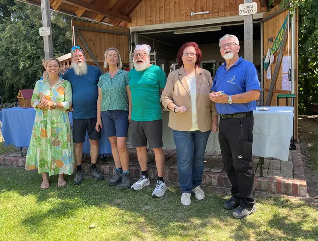 Von links: Susanne Olita, Erste Bürgermeisterin, Dietrich Tiggemann, Pilgerpfarrer des Dekanats Augsburg, Dekanin Dr. Doris Sperber-Hartmann, Andreas Cestonaro, leitendes Mitglied im Team der Pilgerbegleiter:inne, Claudia Schuster, stellv. Landrätin, und Dr. Lorenz Dirr feierten die Eröffnung des Lutherwegs in Gersthofen. | Foto: Stadt Gersthofen