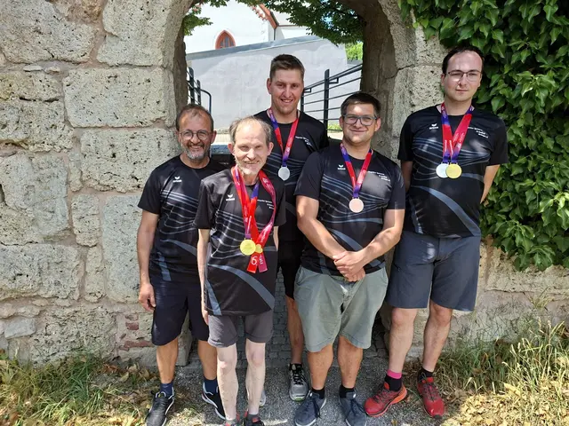 Werner Wiedemann, Gerhard Enzelberger, Markus Protte, Etienne Wiedemann und Daniel Weinert (v.l.) zurück im Ries mit ihren Medaillen von den Special Olympics Sommerspielen im Saarland | Foto: Andy Eder