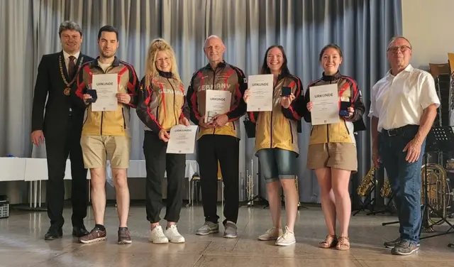 von links nach rechts: 1. Bürgermeister Dr. Michael Higl, Stefan Schwarz, Catrin Wimmer, Wolfgang Wimmer, Carina Zimmermann, Lisa Schwarz, 2. Bürgermeister Rudolf Helfert