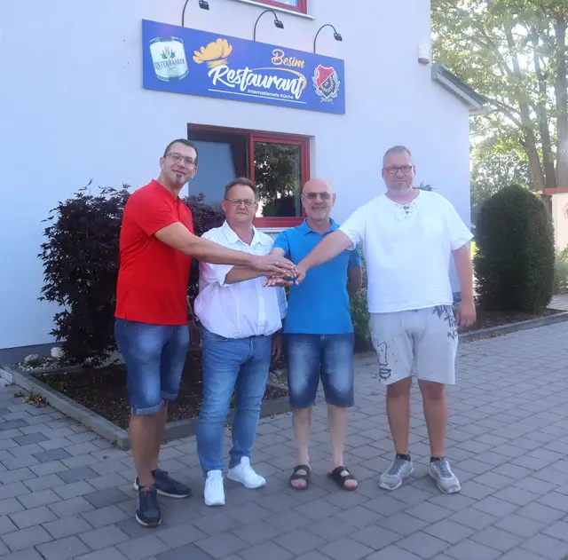Die Vorstandschaft des TSV Herbertshofen mit (v.li.) Volker Geisler, Jürgen Lang und Marin Schütze heißen den neuen Sportheim-Wirt Besim Rhawi (2. v.re.) herzlich willkommen.