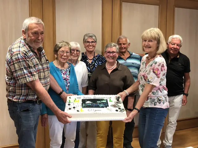 Foto: Das Seniorenteam v.l.n.r. Siegfried Hierl, Luzia Dür, Hannelore Vogel, Regina Ehleiter, Lore Steppich, Friedrich Wetzel, Hans Niedermeier und Sissy Hierl strahlen zum Geburtstag des Seniorentreffs in Ellgau.