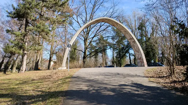 Der Betonbogen am Tegeler See in Berlin