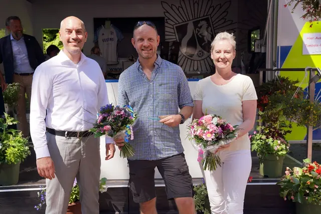 Von links: Gelsenkirchens Polizeipräsident Tim Frommeyer, Preisträger Martin Miebach und Gelsenkirchens Oberbürgermeisterin sowie die Schirmherrin des Familientags 2026 Andrea Henze. | Foto: polizei ge
