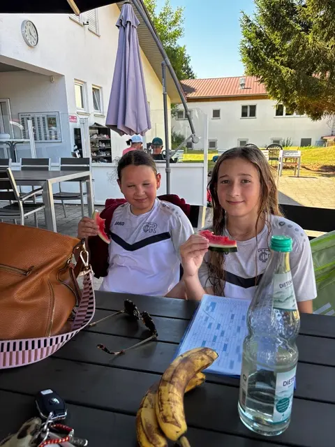 Geschafft! Nach einer Hitzeschlacht freuten sich die Bambini 12 über den verdienten Auswärtssieg beim TSV Pfuhl III. | Foto: Lisa-Marie Blatter
