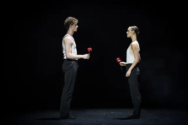 Der Ballett-Abend "Ptah VI", der nun im Essener Grillo-Theater Premiere feierte, umfasst Choreografien von Kieren Bofinger, Samantha Grammer, Dale Rhodes, Yanelis Rodriguez, Julia Schalitz, Harry Simmons, Mariya Tyurina und Igor Volkovskyy. | Foto: Leszek Januszewski