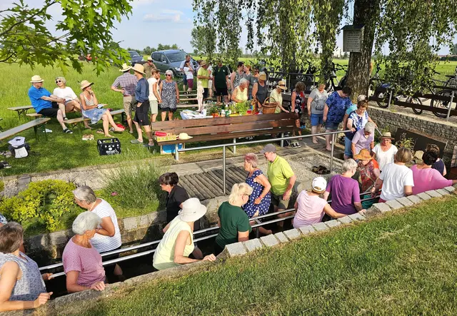 Mit Begeisterung „kneippten“ die Veranstaltungsteilnehmer im kühlen Westendorfer Wasserbecken nahe der Schmutter. | Foto: Peter Heider