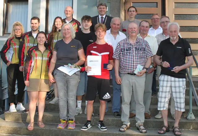 Gruppenbild mit Ehrenden und mit Gold, Silber und Bronze ausgezeichneten Geehrten. | Foto: Peter Heider
