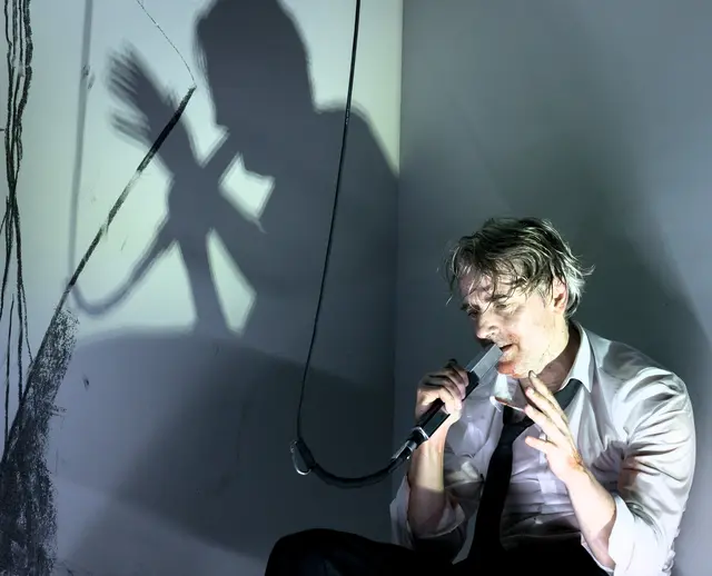 Das Berliner Ensemble ist unter anderem mit „De Profundis“, Oscar Wildes sprachgewaltigem Versuch, sich durch die Kunst das Leben zurückzuerobern, an Bord.
Foto: Jörg Brüggemann

