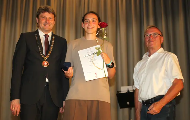 Marie Sattler (Bildmitte) wurde für 11 Meistertitel in Bereichen der Leichtathletik geehrt. | Foto: Peter Heider