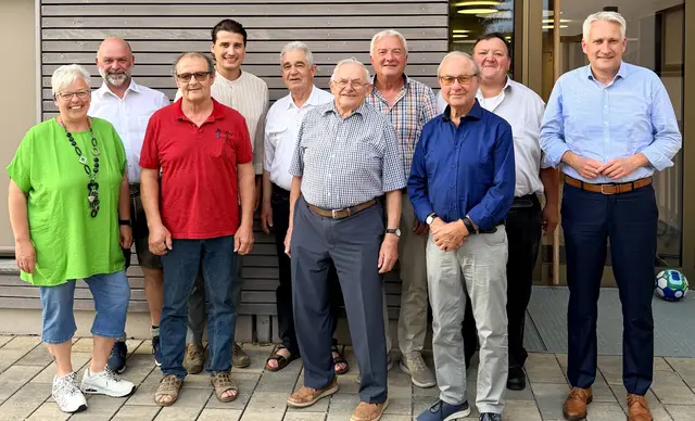 Ehrende und Geehrte bei der Jahreshauptversammlung des CSU Ortsverbandes Kühlenthal (von links): Bürgermeisterin Iris Harms, Alois Korn, Dominikus Foag, Ortsvorsitzender Nico Cavaliere, Norbert Pröll, Xaver Kratzer, Norbert Linder, Adolf Swozil, Bernhard Foag und Bundestagsabgeordneter Hansjörg Durz. | Foto: Peter Heider