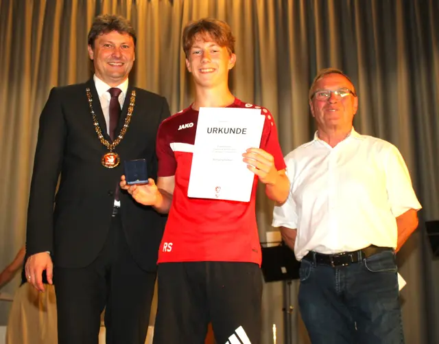 Roman Schormair (Bildmitte) wurde für drei Erfolge im Speerwurf geehrt. | Foto: Peter Heider