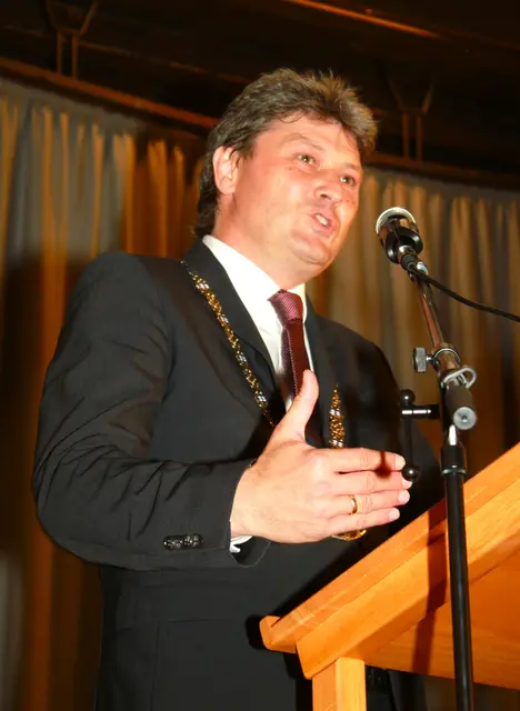 Bürgermeister Michael Higl freute sich in seinen Begrüßungsworten über den großen Besucherzuspruch beim Festabend. | Foto: Peter Heider