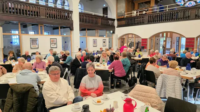 Das monatliche Turmcafé der Evangelischen Kirchengemeinde Neumühl erfreut sich stets großer Beliebtheit, wie auf diesem Bild vom November 2025.
Foto: Georg Meschkan
