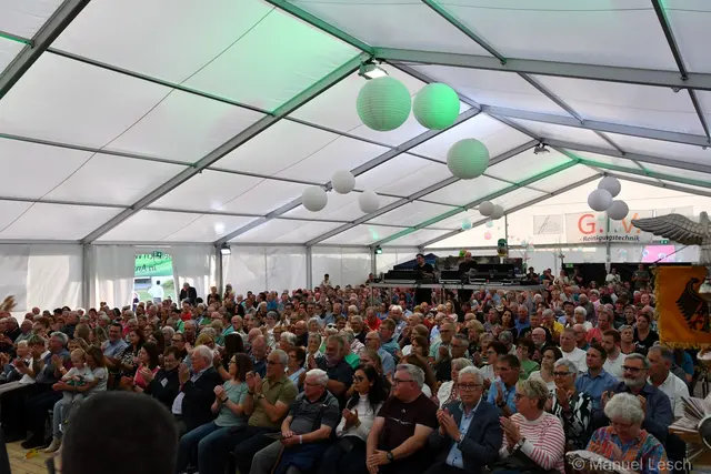 Blick in das vollbesetzte Festzelt beim Konzert des Heeresmusikkorps Kassel am Mittwoch, d. 03. Juni 2026 | Foto: Manuel Lesch, Anzefahr