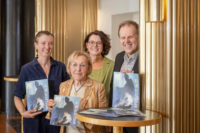 Gute Laune, große Vorfreude und dennoch Wehmut gab es bei der Vorstellung des Schauspielprogramms für die kommende Spielzeit im Theater Duisburg. V.l. Theaterpädagogin Katharina Böhrke, Bürgermeisterin Edeltraud Klabuhn, Verwaltungsleiterin Antonina Silberkuhl und Intendant Michael Steindl.
Foto: Ilja Höpping / Stadt Duisburg 
