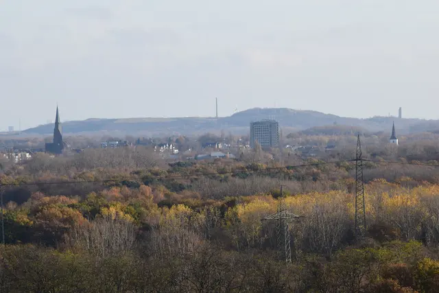 Blick auf Lünen von der Halde Tockhausen in Brambauer, in der Mitte der Ausgangspunkt der Stadtführung: das Rathaus