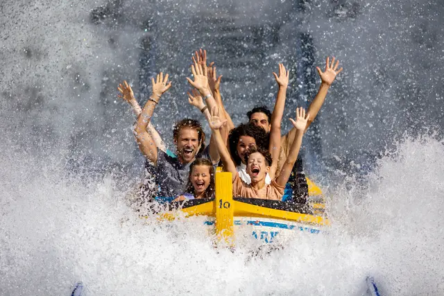 Eine frische Brise und für Abkühlung sorgt die Achterbahn Poseidon im griechischen Teil des Europa-Parks. | Foto: Europa-Park