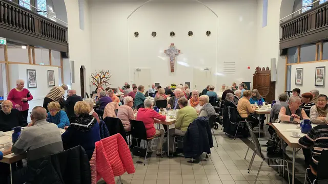Das monatliche Turmcafé der Evangelischen Kirchengemeinde Neumühl erfreut sich stets großer Beliebtheit, wie auf diesem Bild vom November 2025.
Foto: Georg Meschkan
